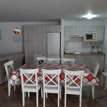 Geraeumiges Haus Mit Exklusivem Schwimmbad Und Solarium *